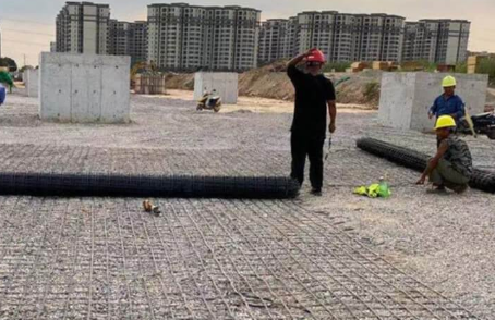 石家庄土工格栅铺设前地基要怎么处理?