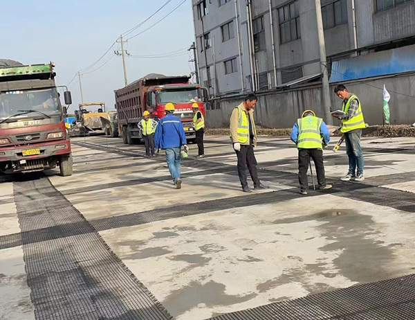 石家庄老材料的新故事：玻璃纤维土工格栅如何在‘白改黑’浪潮中重获新生？